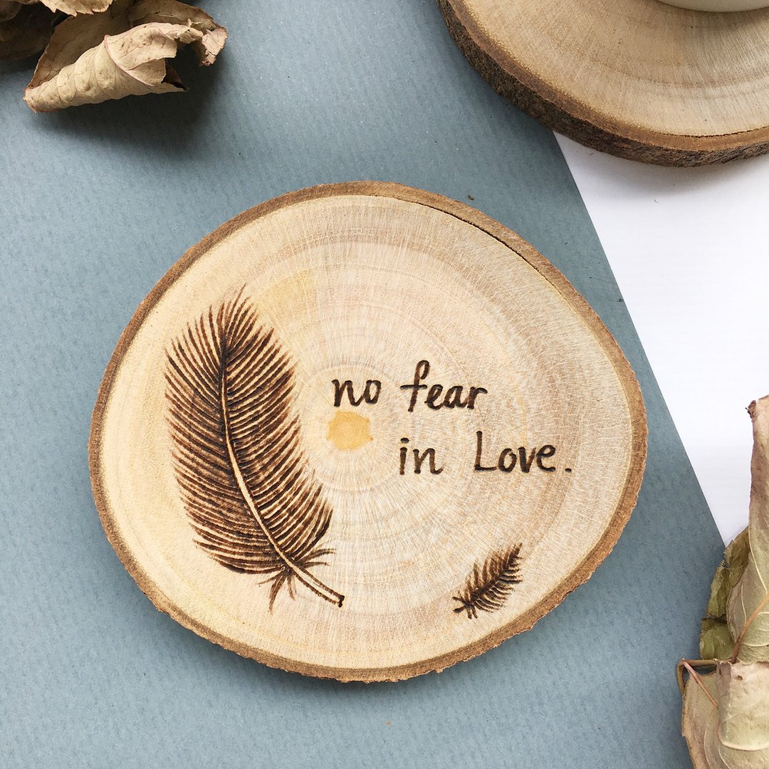 电烧画原木吸水杯垫_羽毛 No fear in Love - 杯垫 - 木头 透明