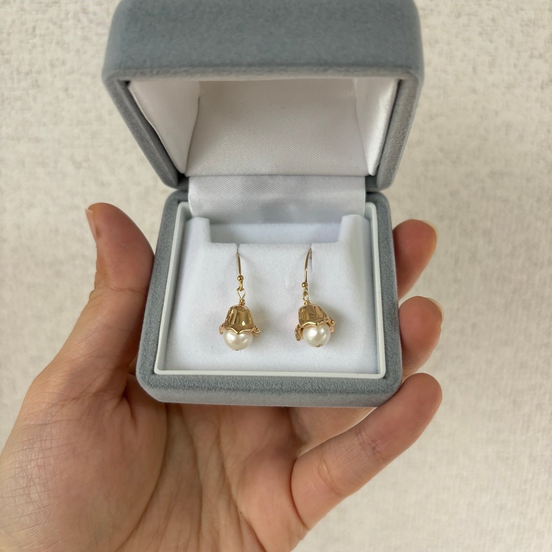 淡水珍珠耳环 24K 镀金铃兰花设计 7mm 14KGF 耳勾/耳夹 - 耳环/耳夹 - 珍珠 金色