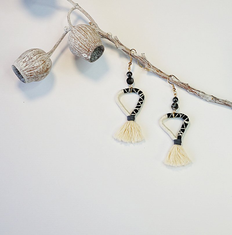 默默-三角型流苏耳环 - 耳环/耳夹 - 绣线 黑色