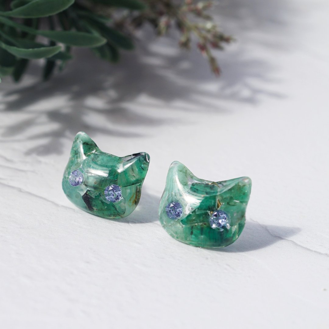 宝石猫咪耳饰・祖母绿与蓝锥矿・手术用不锈钢 Chartreux - 耳环/耳夹 - 宝石 绿色