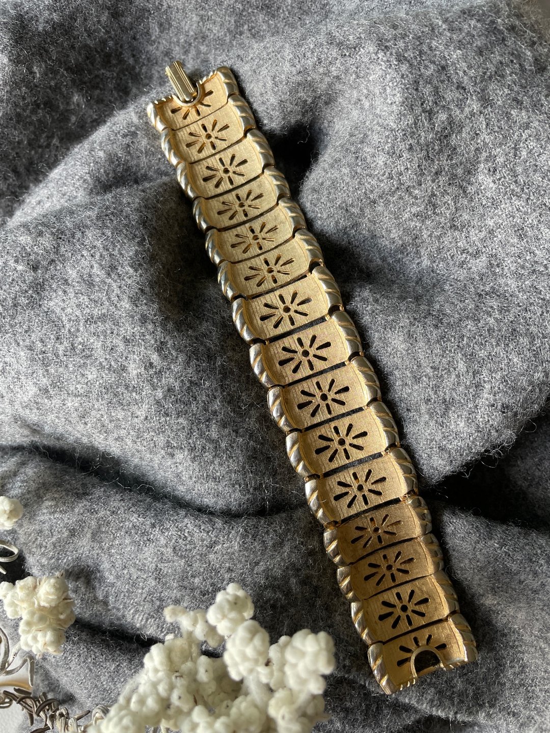 老又好古董珠宝 Vintage 金色缕空小花手链手镯BR31 - 手链/手环 - 其他金属 金色