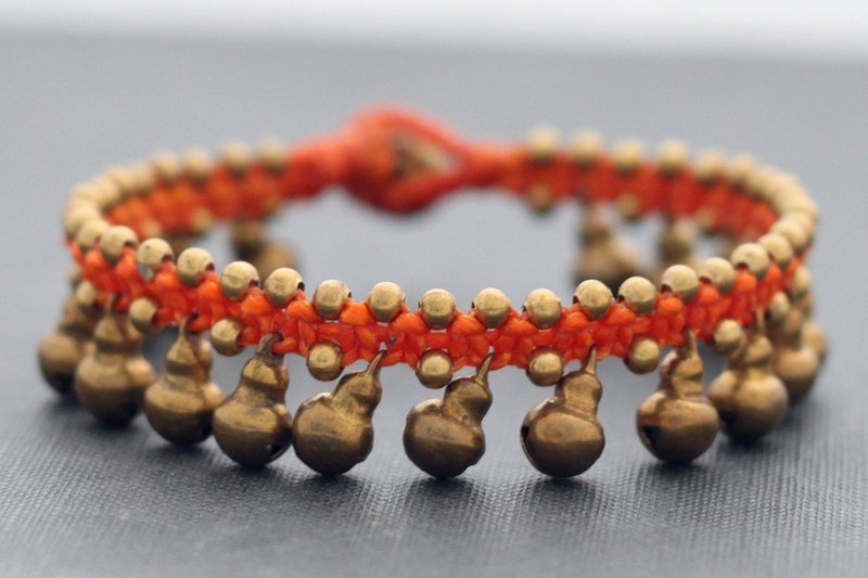  黄铜钟形吊坠手链吉普赛风格橙色大麻编织吊坠 - 手链/手环 - 铜/黄铜 橘色