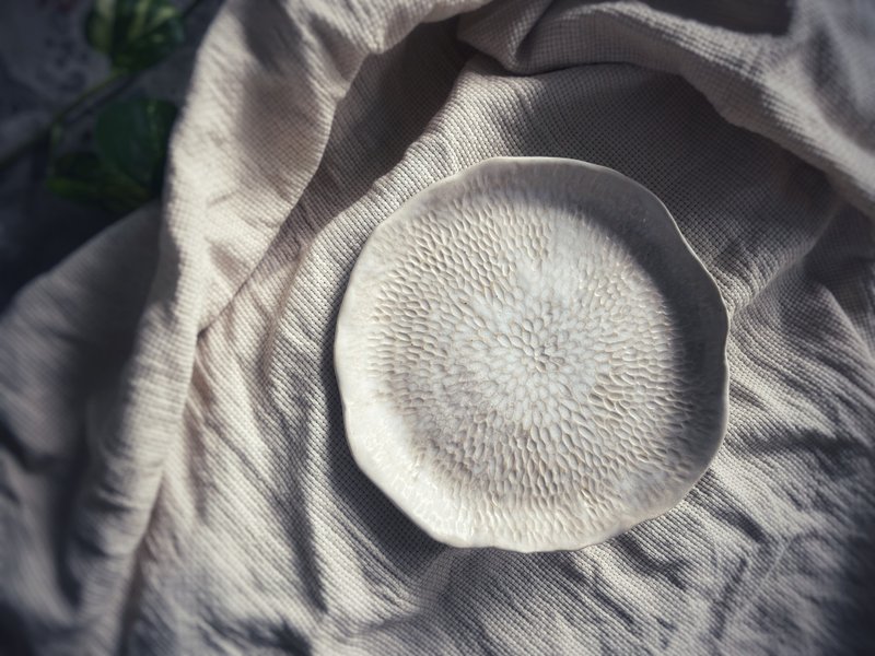 桌上的白陶糖霜 / 雕花白盘・陶盘・餐盘・盘子 - 盘子/餐盘/盘架 - 陶 白色