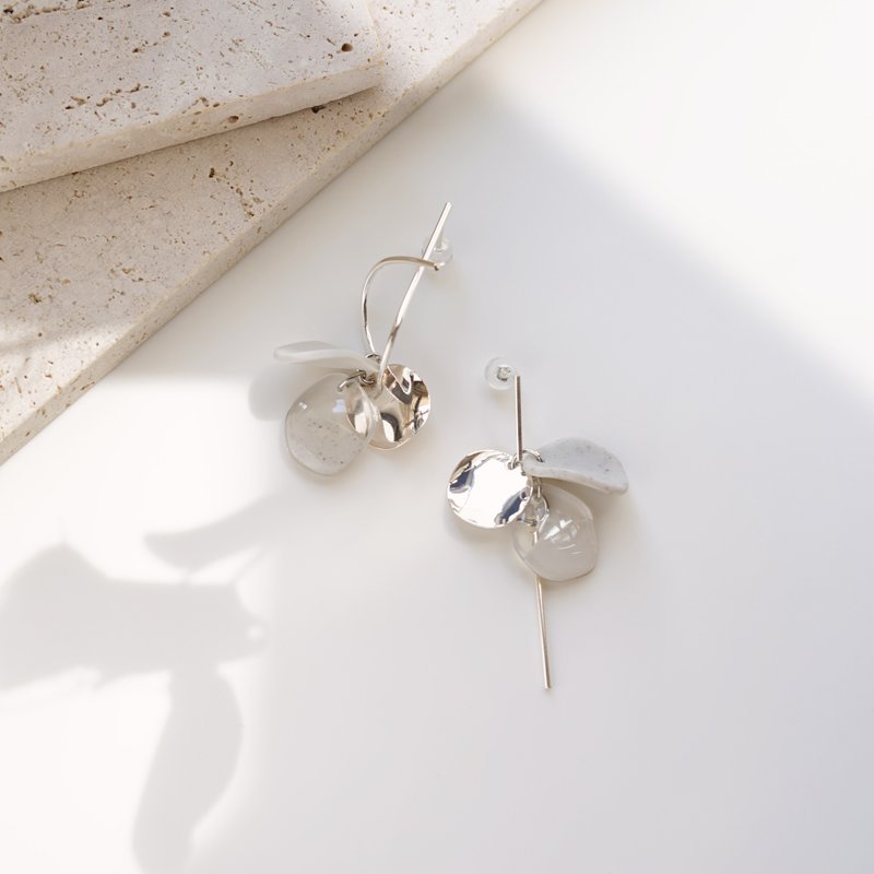 Estelle 原创设计 手工软陶 几何线条 简约花瓣 纯银耳环 - 耳环/耳夹 - 陶 白色