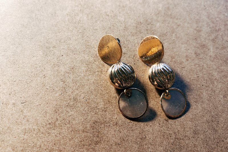 贝壳舞耳环 - 耳环/耳夹 - 铜/黄铜 金色