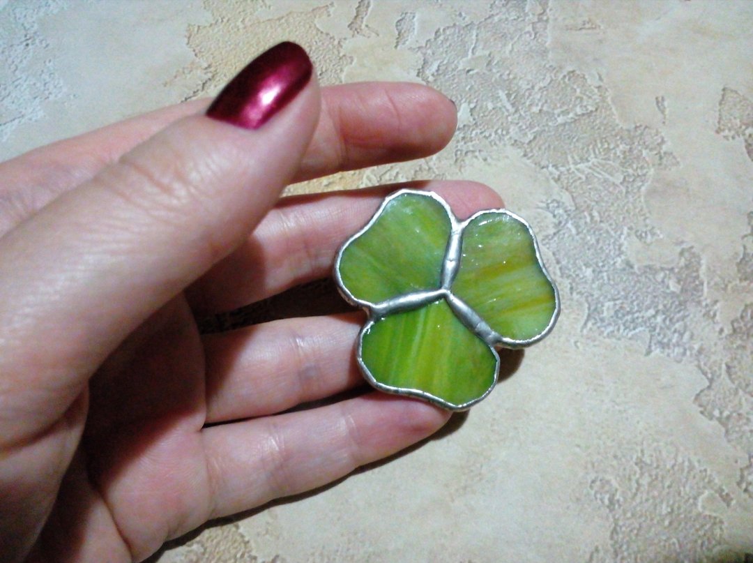 Stained glass clover brooch. tiffany trefoil shamrock, st Patrick luck talisman. - 胸针 - 玻璃 绿色