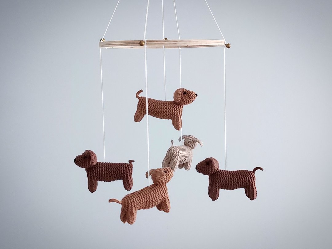 Dachshuns baby mobile, Dogs crib mobile, Animal nursery theme, Knitted mobiles - 玩具/玩偶 - 羊毛 咖啡色
