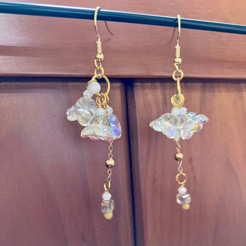 【手作饰品系列】透明树脂 轻透叠花垂坠耳环 可改夹 - 耳环/耳夹 - 树脂 