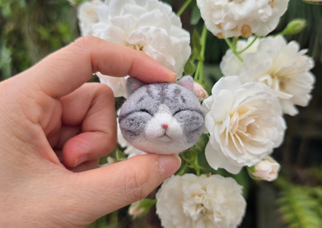 羊毛毡睡觉小猫咪别针现货限量虎斑猫款 - 徽章/别针 - 羊毛 灰色