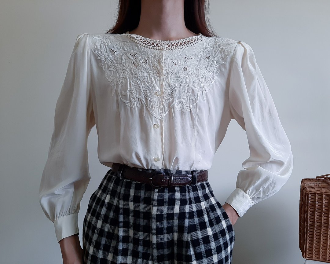 60s 70s 手工刺绣奶油色真丝孔眼罩衫 泡泡袖带垫肩 - 女装衬衫 - 丝．绢 白色