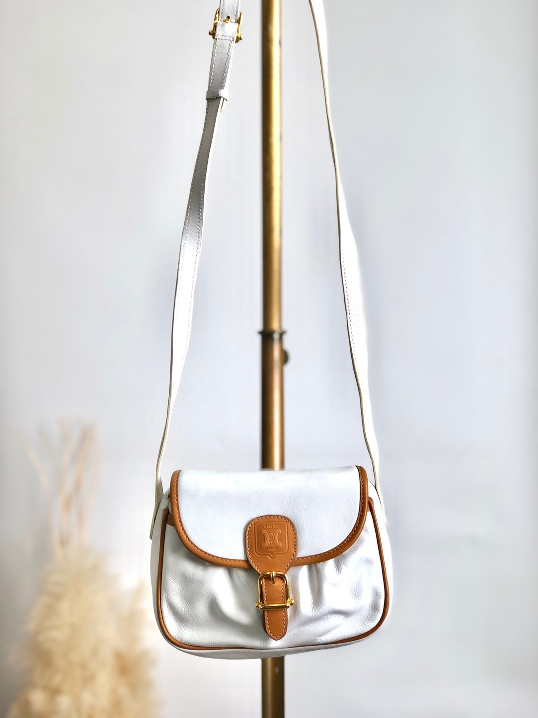 【日本直送 名牌中古包】CELINE 经典单肩斜背包 雅致白 沉稳棕 品牌标志 皮革 翻盖缀饰 迷你包 复古 hzne27 - 侧背包/斜挎包 - 真皮 白色