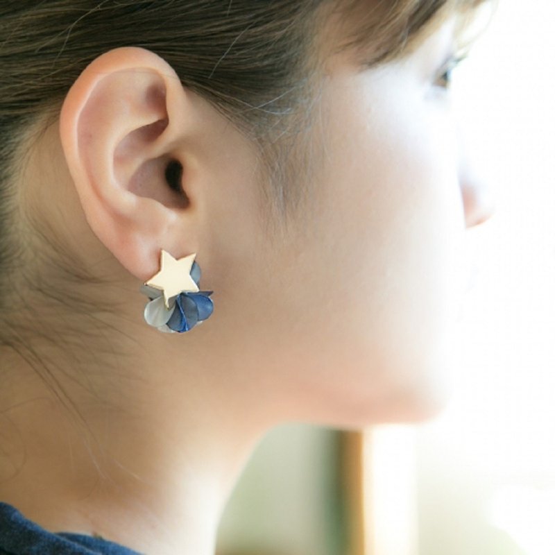 Flower-blooming frilled star earrings || 18kgp - 耳环/耳夹 - 其他材质 金色