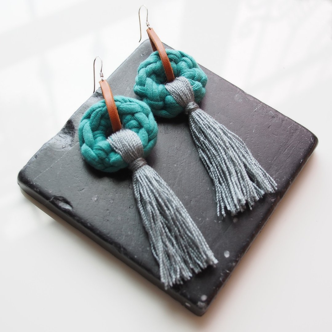 Handmade earring crochet circle shape dark green and tassel - 耳环/耳夹 - 其他材质 绿色