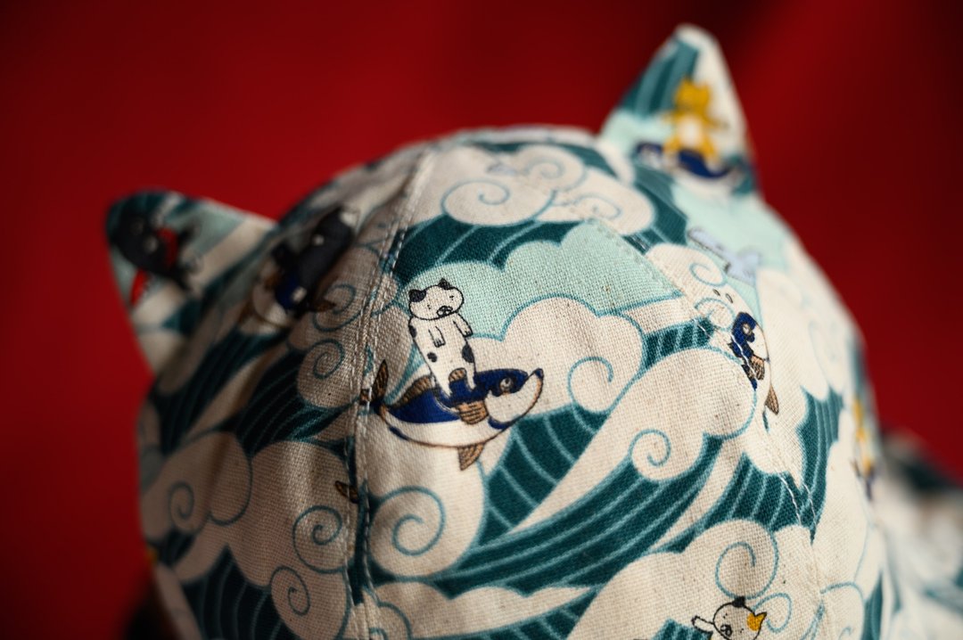 小孩的猫帽 双面皆可戴 外面冲浪猫 翻过来五十音 一秒变猫好简单 - 帽子 - 棉．麻 蓝色
