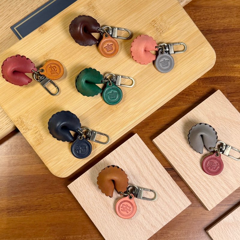 手工皮革幸运饼干吊饰 钥匙圈 祈福吊饰 许愿饼干 植鞣皮革 - 吊饰 - 真皮 咖啡色