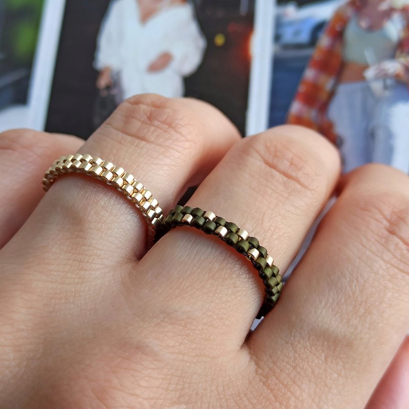 Set bead rings gold green for women Handmade jewelry Flexible stacking bead ring - 戒指 - 玻璃 金色