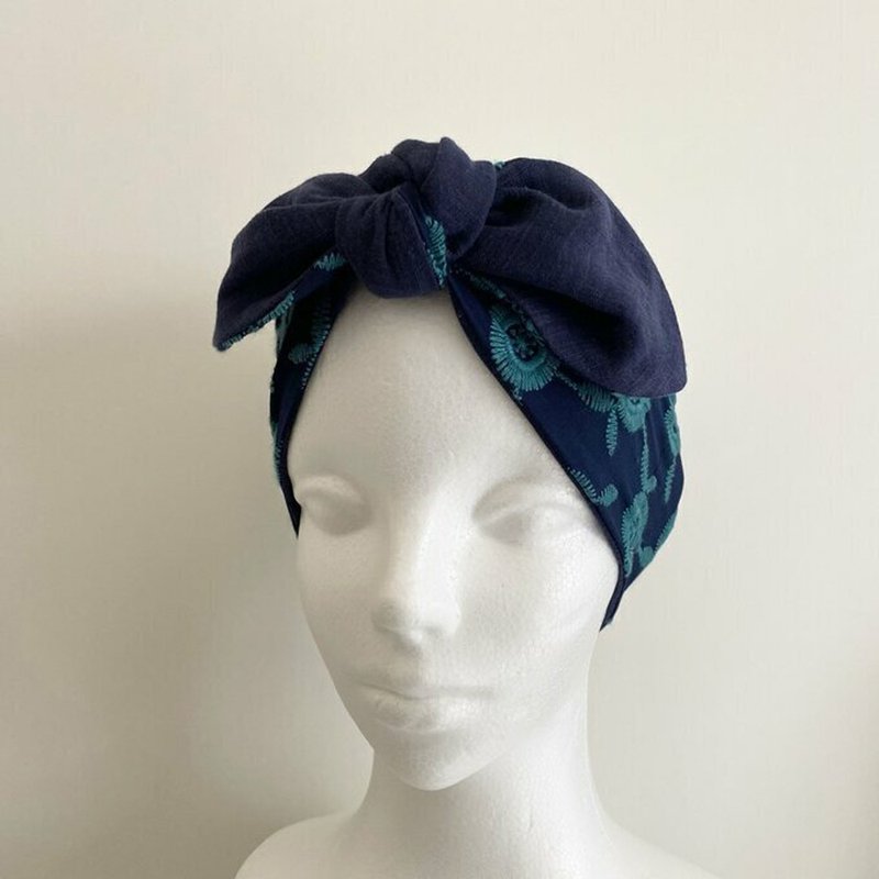 [Limited quantity] Can be used as both a turban and a scarf [With ice pack] Total embroidery pattern Flower pattern neck cooler Hair band Natural material Cotton - 丝巾 - 棉．麻 蓝色