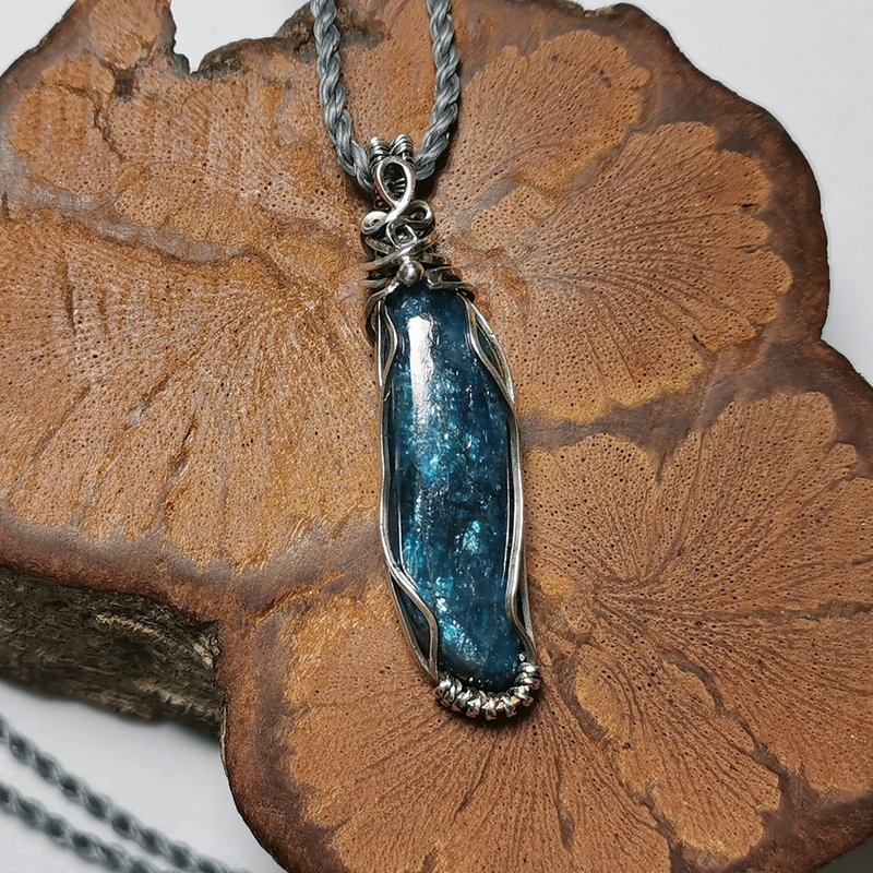 星尘蓝磷灰石-纯银编设计坠/搭配防水蜡线项链/可调长度 - 项链 - 半宝石 蓝色