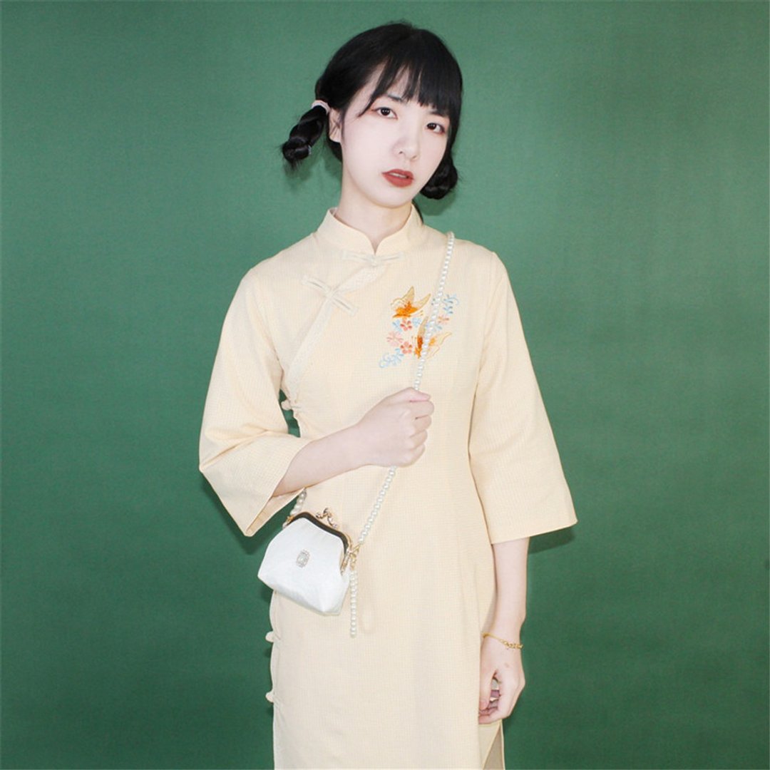 淺鵝黃色 刺綉側邊盤扣優雅旗袍 新中式中秋春節改良連身裙洋裝 - 旗袍 - 其他人造纤维 黄色