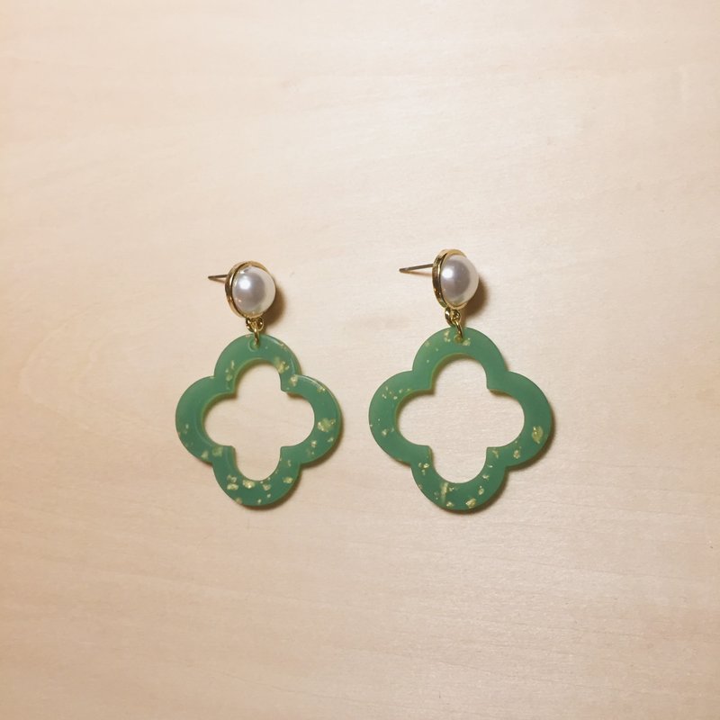 复古绿色镂空幸运草大珍珠耳环 - 耳环/耳夹 - 树脂 绿色