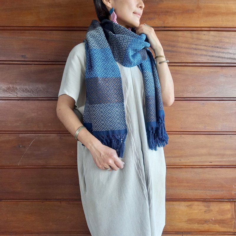 Geometric hand-woven shawl / vegetable dyed cotton / indigo B / Thai fair trade product - 围巾/披肩 - 棉．麻 蓝色