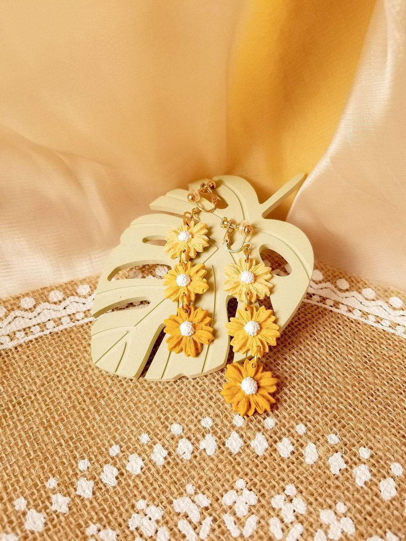 原创手作 Ocean On The Moon -三色雏菊花软陶耳环/耳夹(黄) - 耳环/耳夹 - 陶 黄色