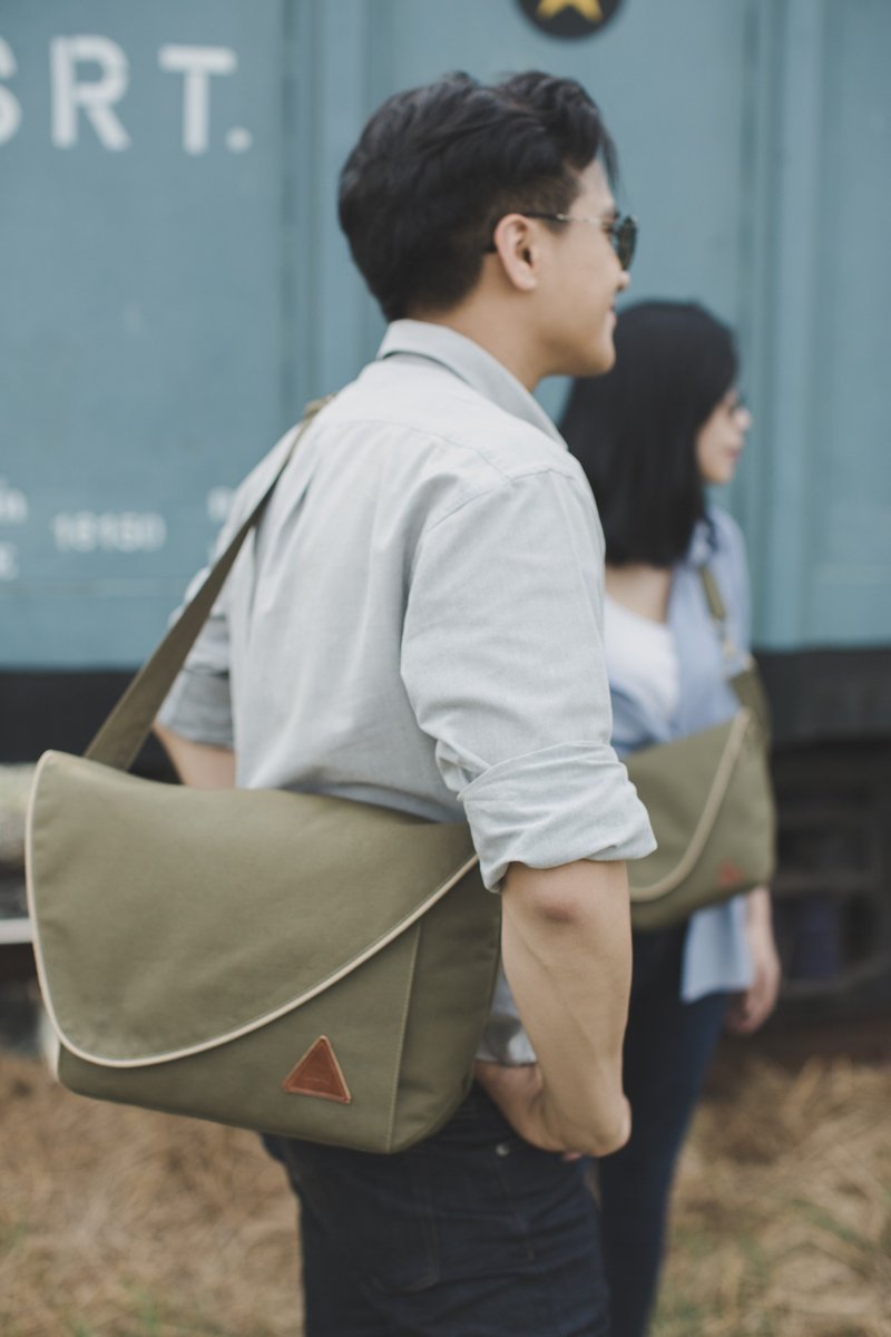 Olive Color Medium Size Water Repellent Camera Bag :Wanderlust Collection - 侧背包/斜挎包 - 防水材质 卡其色