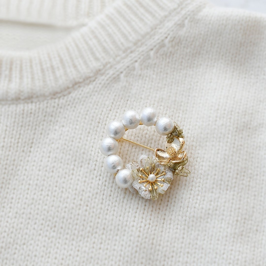 Pearl and Small flower wreath brooch/White - 胸针 - 棉 白色