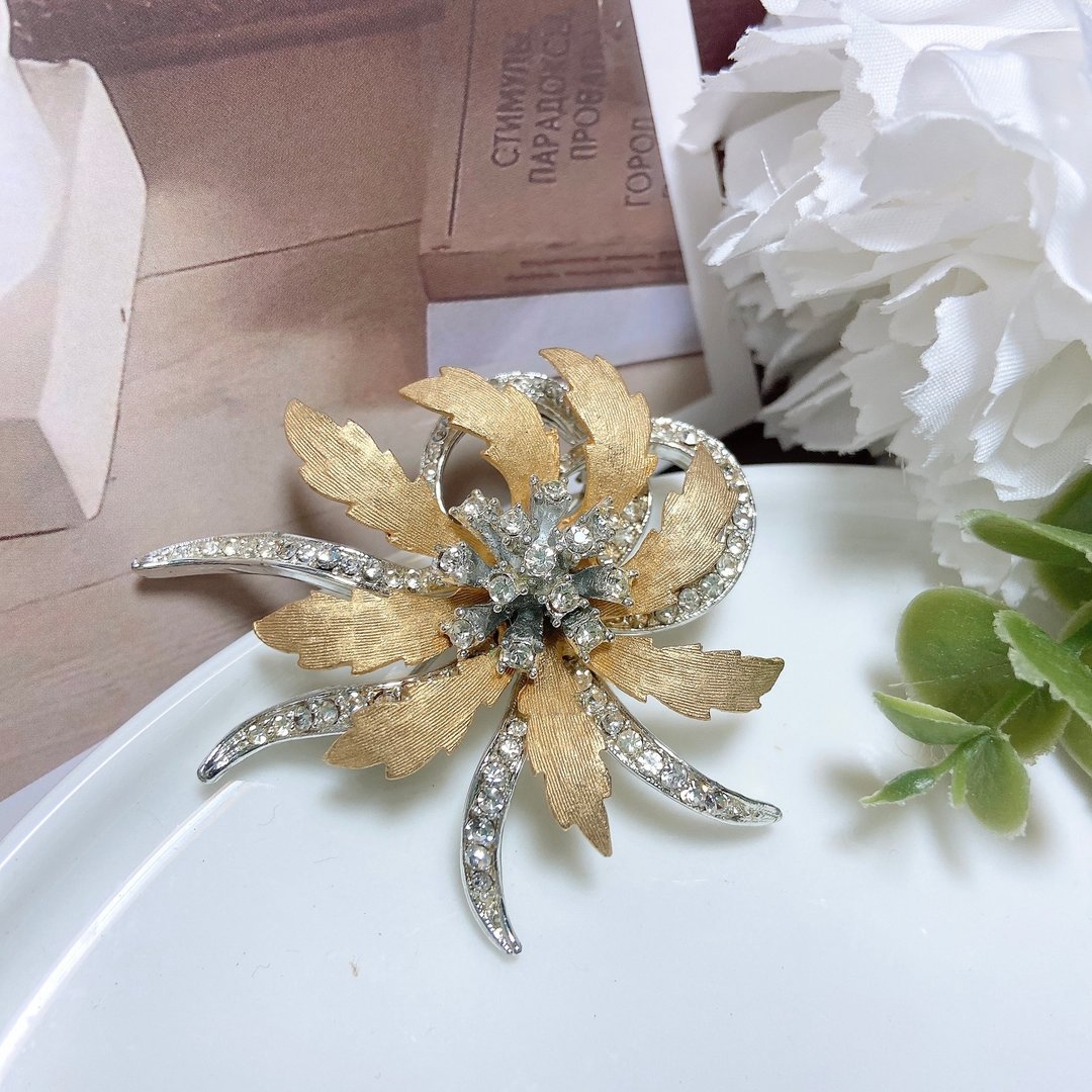 【西洋古董饰品】金银掐丝堆叠绽放飘逸花雕莱茵钻植物胸章胸针 - 胸针 - 贵金属 金色