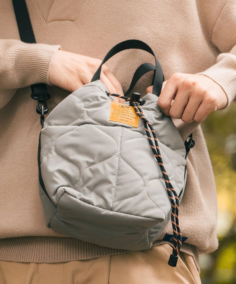 【绝版现货】KiU 防水铺棉绗缝水桶斜背包 侧背包 (2色) K384 - 侧背包/斜挎包 - 聚酯纤维 多色