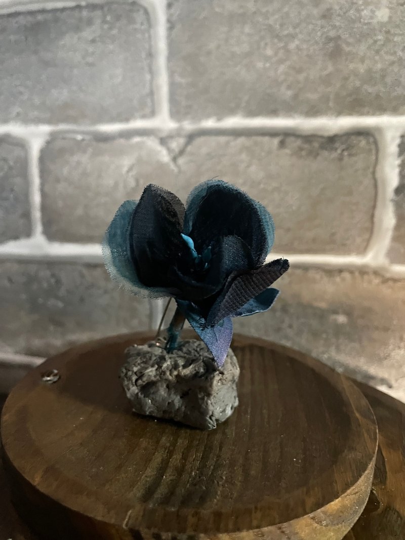 琉璃色系 洋桔梗胸针 | 颈链 | 摆设 | 一物三用 | 染布花工艺 - 胸针 - 棉．麻 蓝色