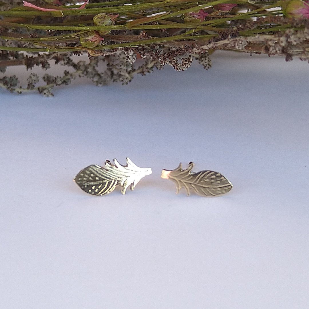 Brass feather earrings - 耳环/耳夹 - 铜/黄铜 金色