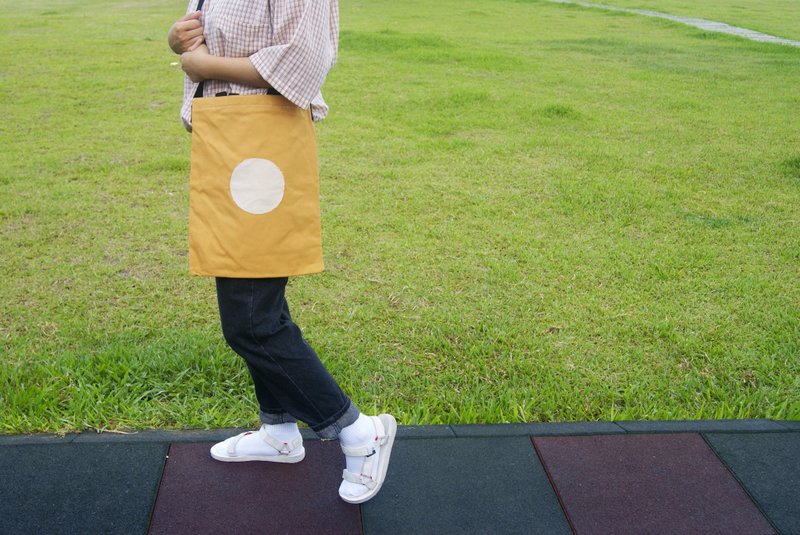 日系圆点帆布两用袋 / 老实先生（芥黄色） - 侧背包/斜挎包 - 棉．麻 橘色