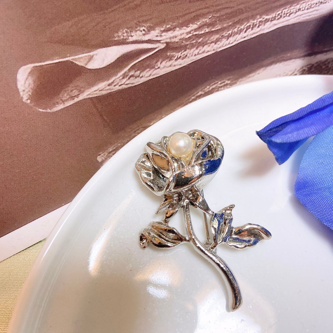 【西洋古董饰品】优雅玫瑰花叶立体精美珍珠感银色 胸章 胸针 - 胸针 - 贵金属 银色