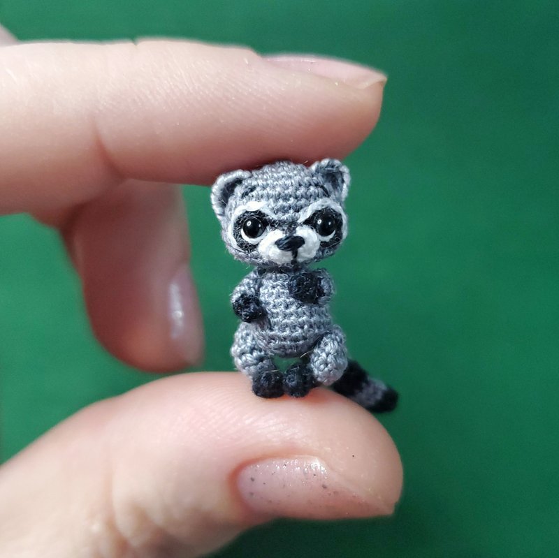 Extremely micro crocheted Raccoon. Dollhouse miniature. Amigurumi stuffed racoon - 玩偶/公仔 - 绣线 灰色