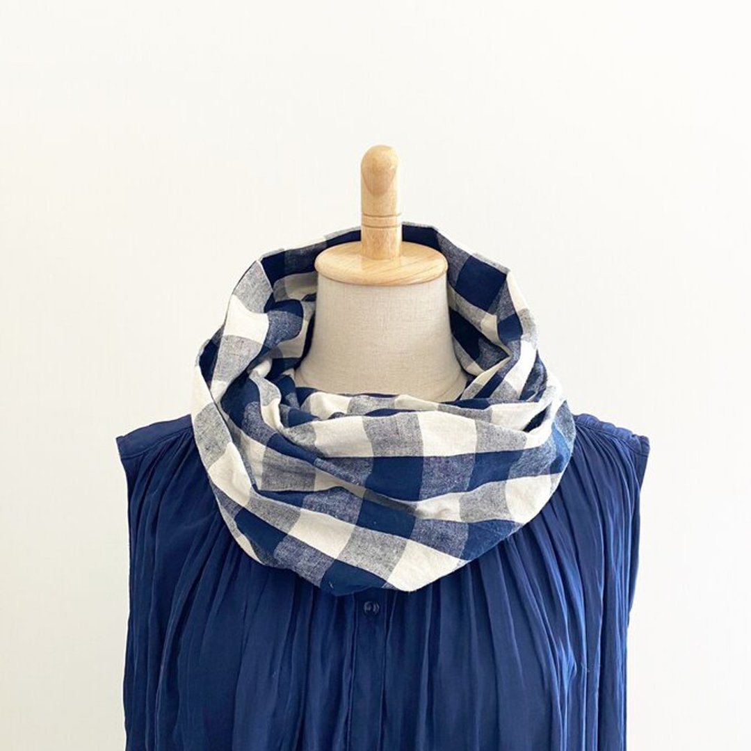 Gingham check snood made in Japan off-white navy that looks fashionable just by wearing it - 围巾/披肩 - 棉 多色