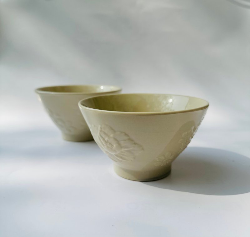 四季花开 五彩斑斓 陶瓷浅浮雕餐碗 台湾制造 (雪白款) - 碗 - 陶 白色