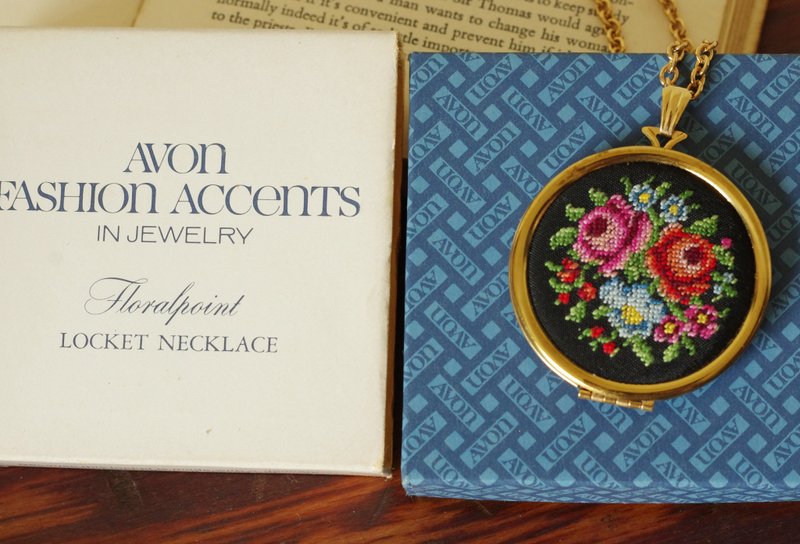 -Vintage古董AVON 1977年刺绣玫瑰花照片LOCKET项链 N440 - 项链 - 其他金属 金色