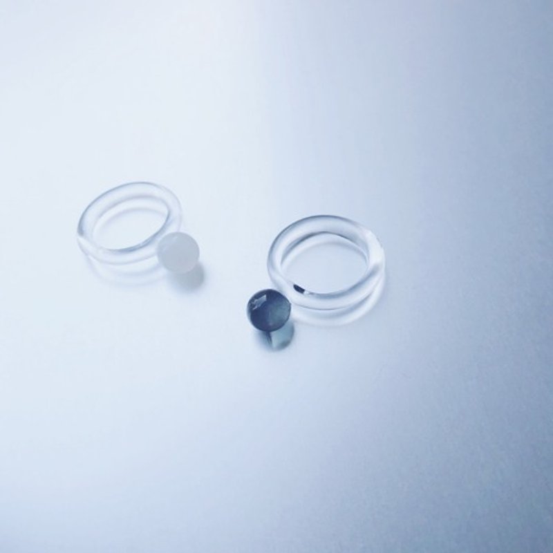 Colored glass simple Ring / Black or White - 戒指 - 玻璃 白色