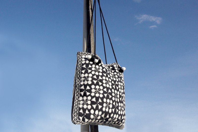 圣诞节礼物 限量一件 手工刺绣斜背包 / 民族风包 / 侧背包 / 肩背包 / 手工包 / 刺绣包 -  黑白简约 森林系花朵手工刺绣 - 手拿包 - 棉．麻 黑色