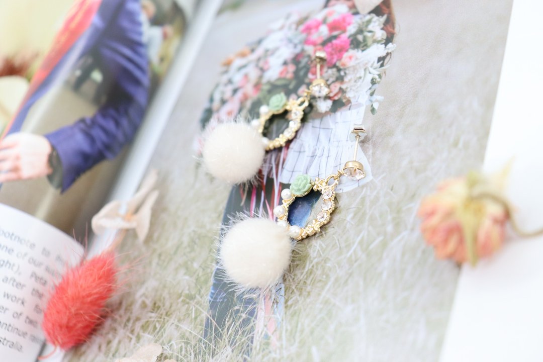 Green Rose Point Faux Fur Pom-Pom 925 Silver Post Earrings - 耳环/耳夹 - 纯银 