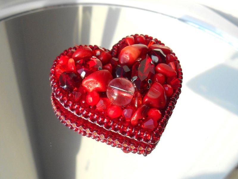 心型胸针，红心串珠胸针，水晶胸针，刺绣心型饰品 - 胸针 - 宝石 红色