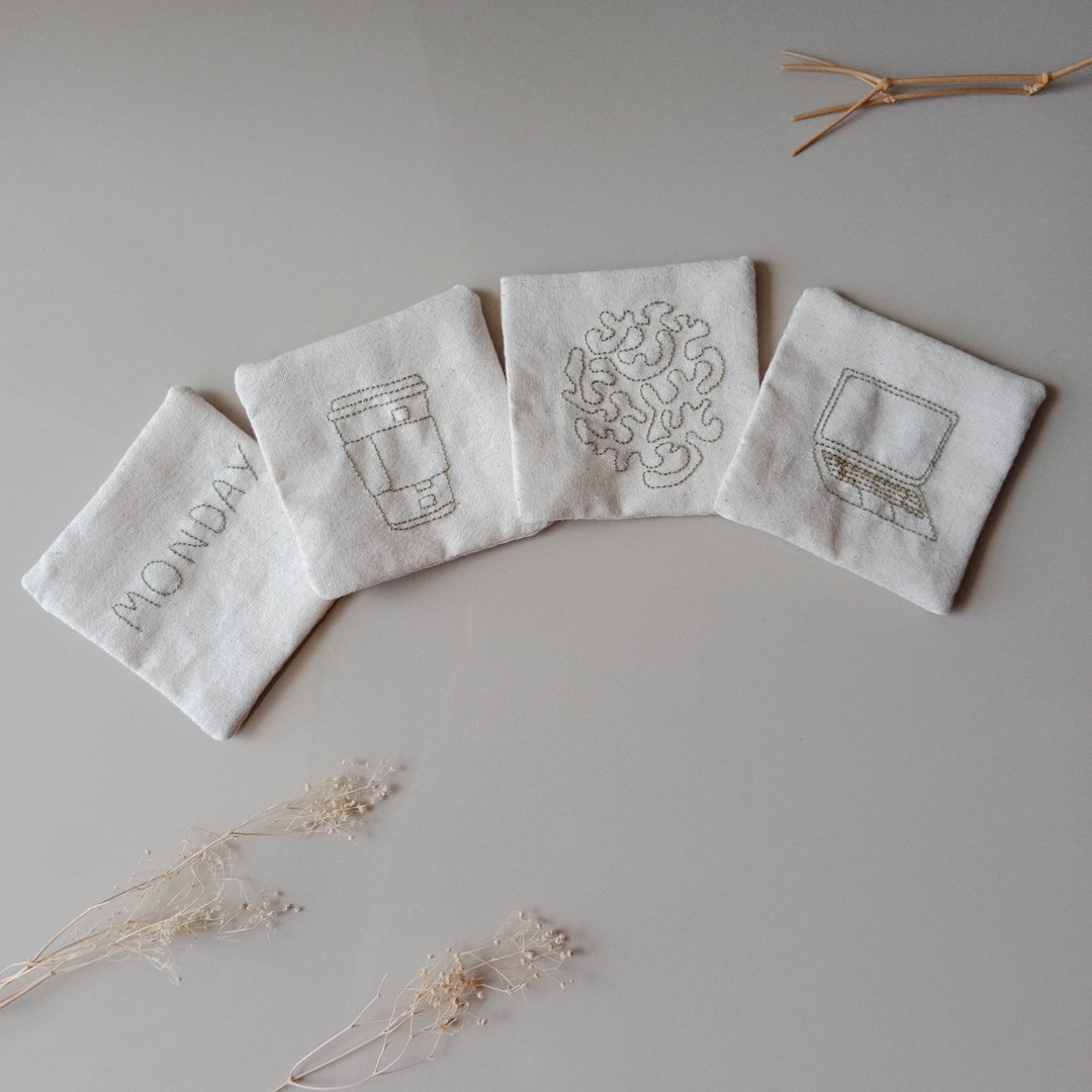 Work hard coaster set hand embroidered 4 PCS different. - 杯垫 - 棉 白色