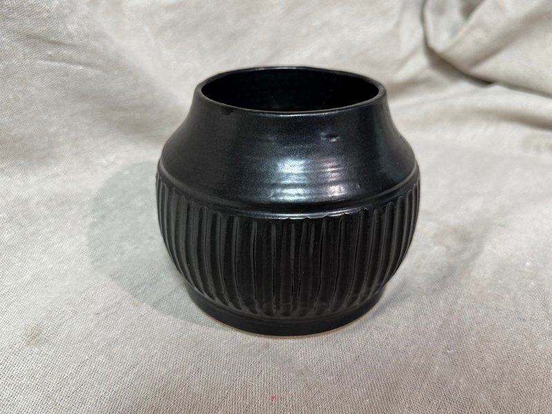 黑釉雕纹手作瓶 - 花瓶/陶器 - 陶 