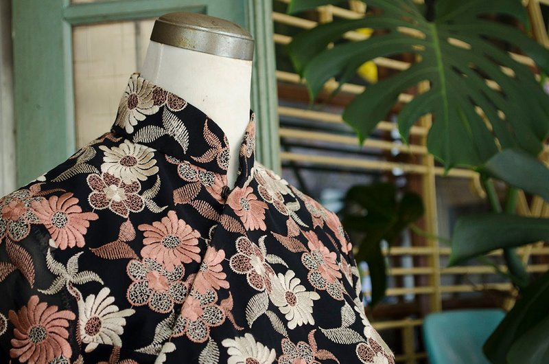 粉肤金黑纱华丽刺绣花手工订制古董旗袍 | vintage莞洱古着 - 洋装/连衣裙 - 其他人造纤维 