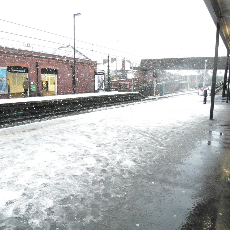 下雪的地铁站│无酸相纸│英国制作│可自行裱褙│原作出清 - 海报/装饰画/版画 - 纸 白色