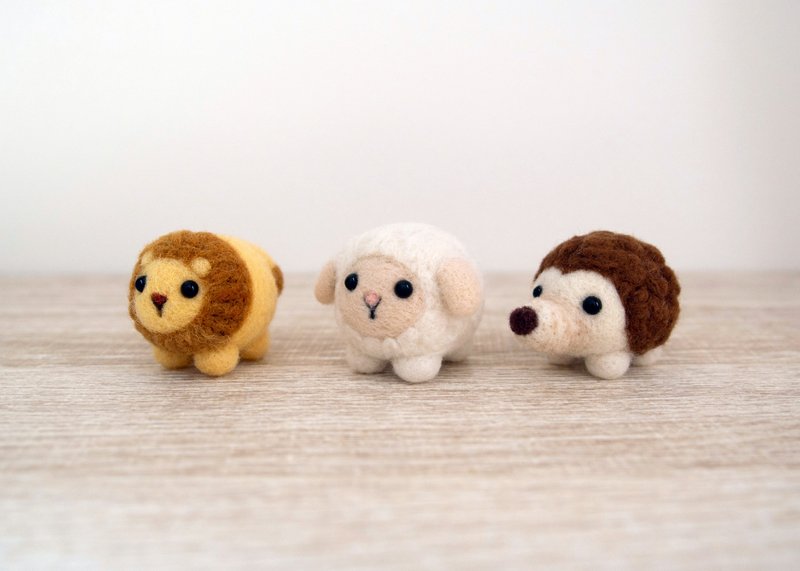 羊毛毡 圆滚滚动物(狮子/羊咩咩/刺猬) 钥匙圈吊饰 草地摆饰 - 吊饰 - 羊毛 多色