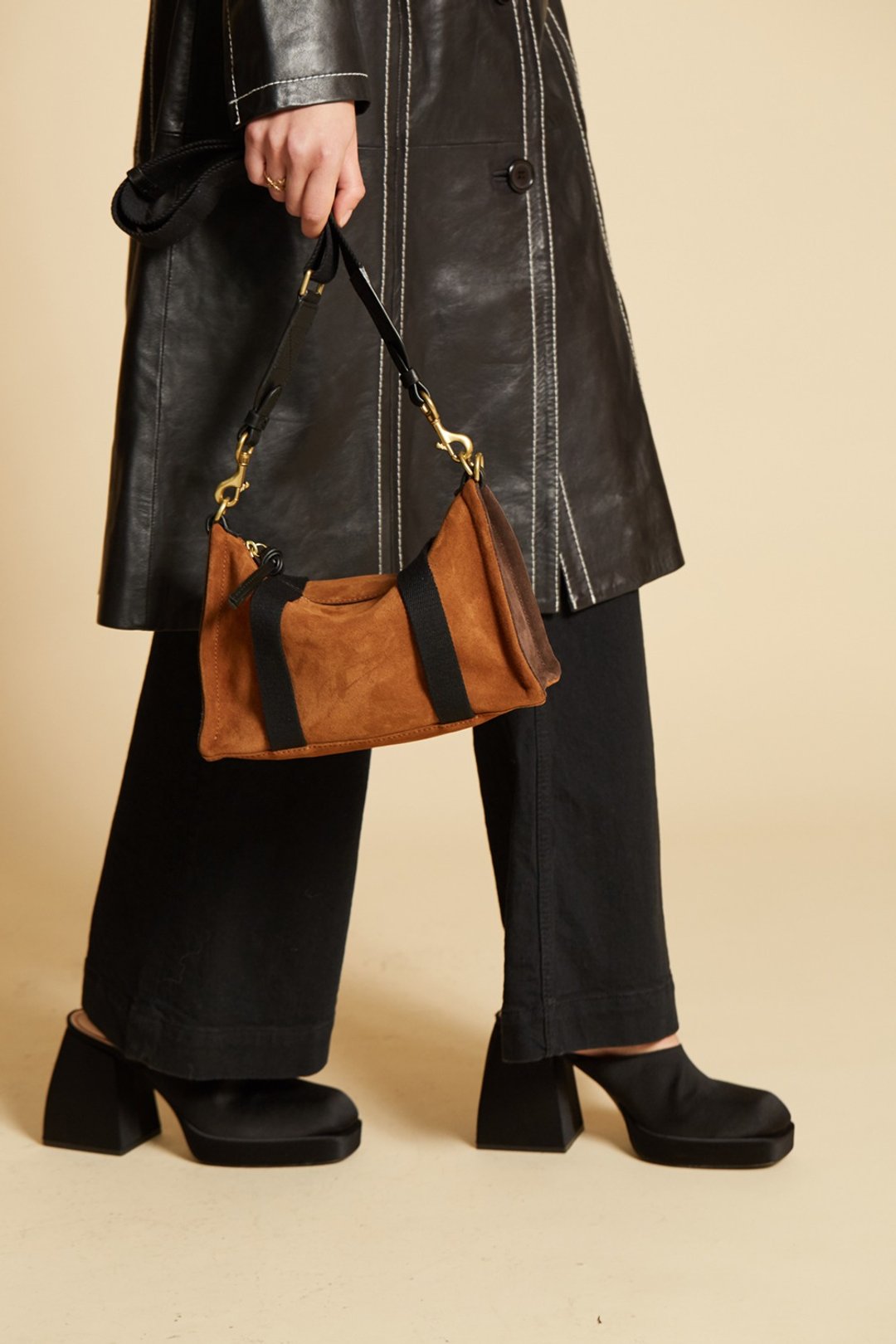 【INOUI EDITIONS】SUEDE 麂皮斜背包 / BROWN - 侧背包/斜挎包 - 其他材质 多色