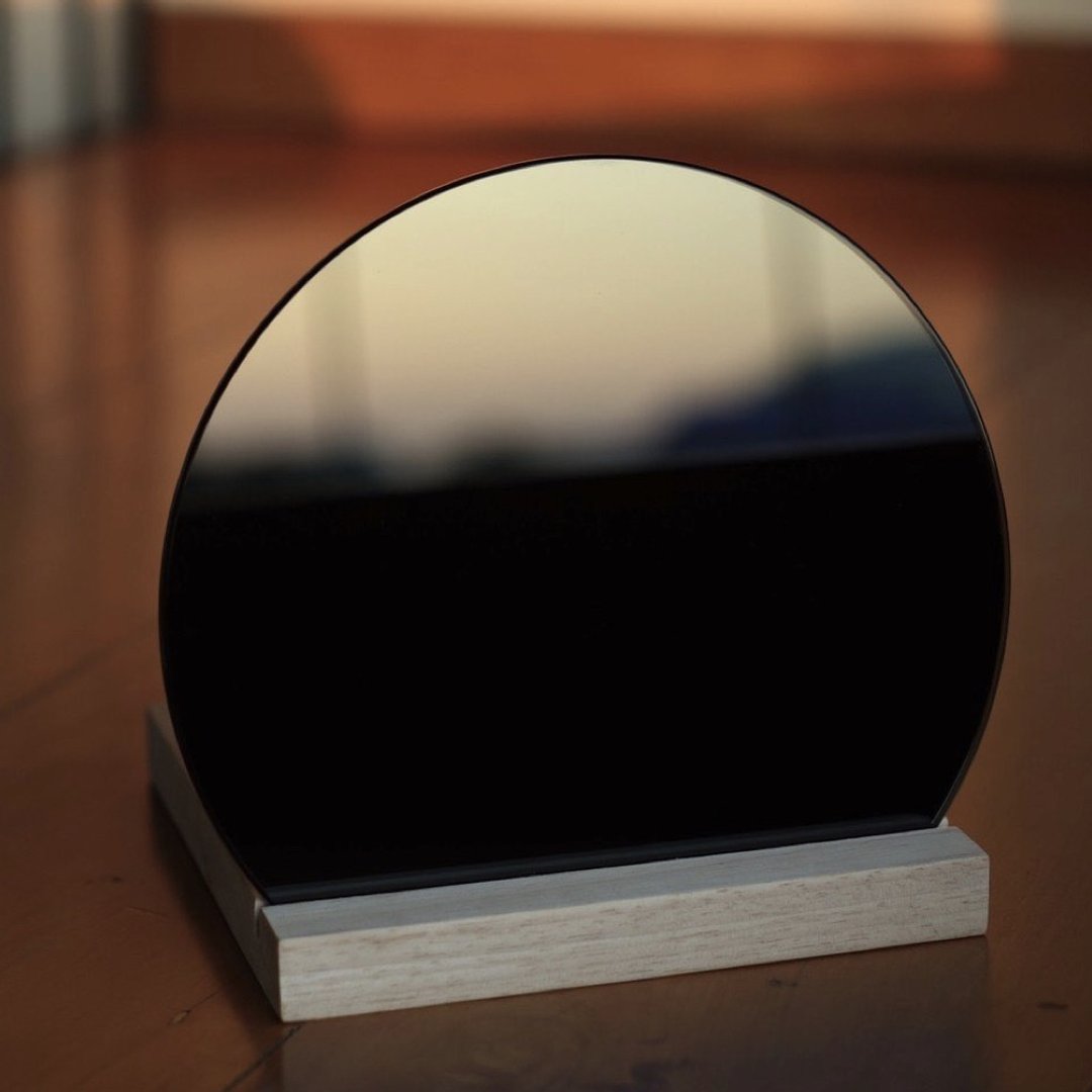 Black mirror in moon-shaped minimal mirror with wooden stand 2PM SOLSTICE - 摆饰 - 琉璃 黑色