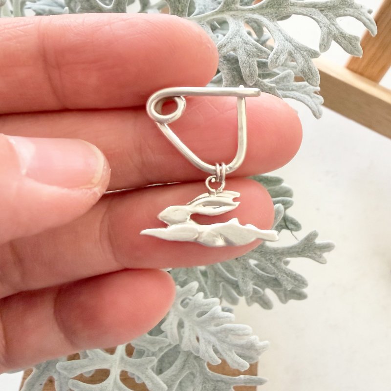 925 纯银手制别针  跳跃的兔子 疗愈系胸针 Rabbit - 胸针 - 纯银 